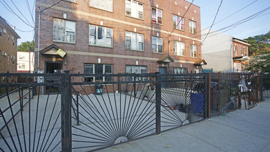 792 Logan St in Brooklyn, NY - Building Photo - Building Photo