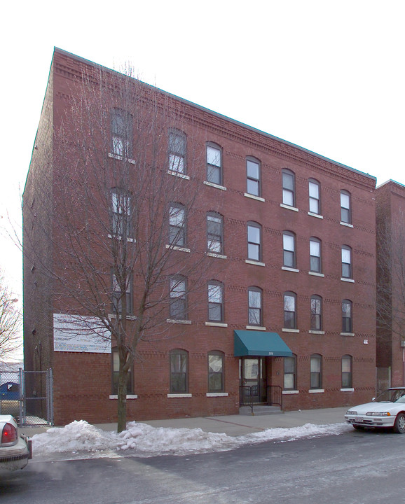 558 S Summer St in Holyoke, MA - Building Photo