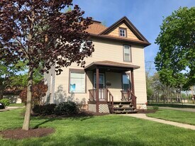 837 N Rochester St in Mukwonago, WI - Building Photo