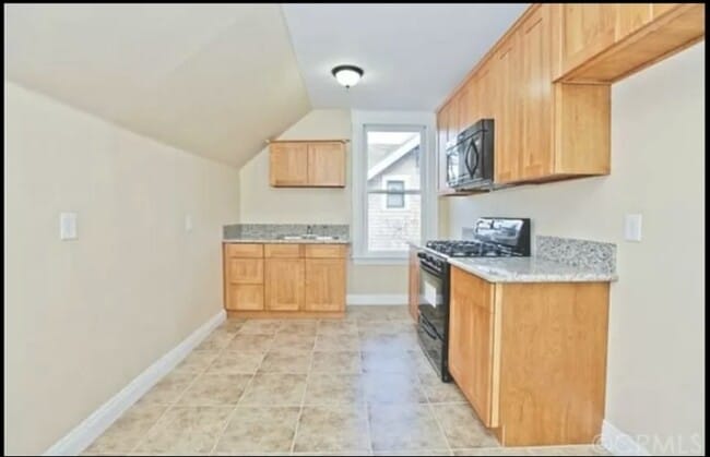 364 E Pearl St in Pomona, CA - Building Photo - Building Photo