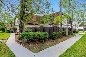 111 Weybridge Cir in Royal Palm Beach, FL - Building Photo - Building Photo