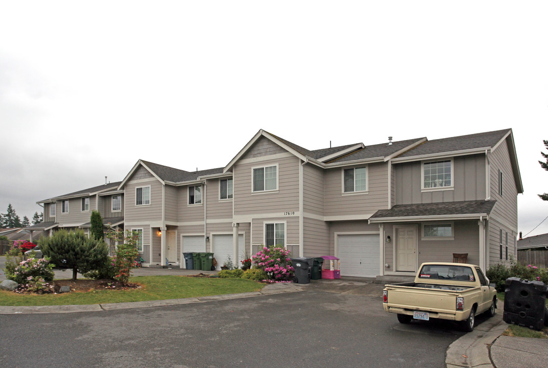 17602 26th Ave E in Spanaway, WA - Foto de edificio