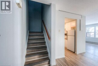 1200 Courtland Ave E in Kitchener, ON - Building Photo - Building Photo