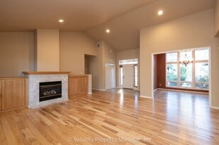 2963 NW Fairway Heights Dr in Bend, OR - Building Photo