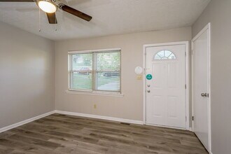 7906 Candleglow Ln in Louisville, KY - Building Photo - Building Photo