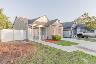 563 Staffordshire Dr E in Jacksonville, FL - Building Photo - Building Photo