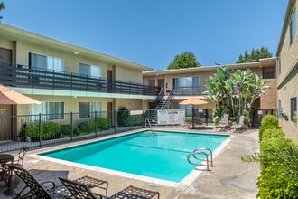 Villa La Paz in Bellflower, CA - Foto de edificio - Building Photo