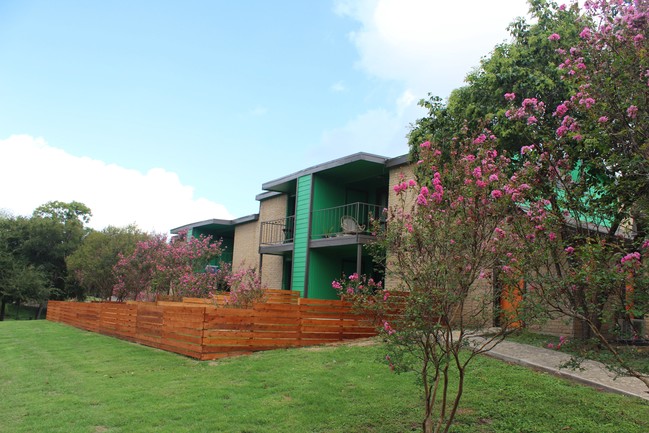 Verde Apartments in Austin, TX - Foto de edificio - Building Photo