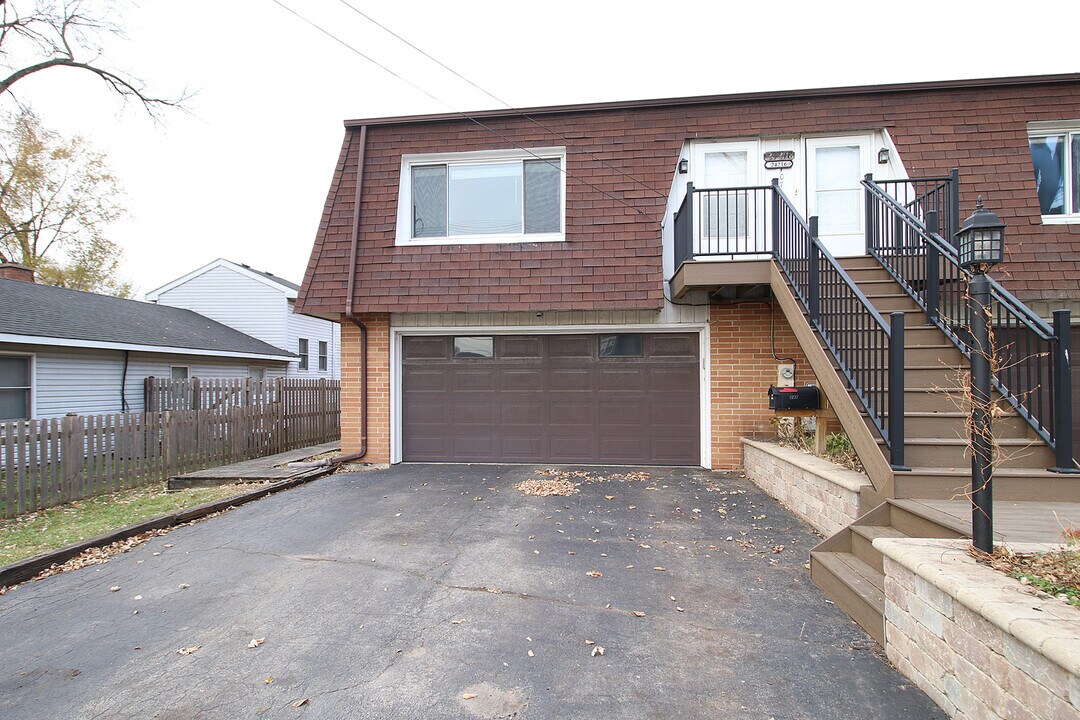 24218 W Main St in Plainfield, IL - Building Photo