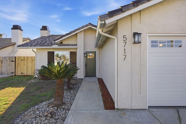 5717 Arc Dome Ave in Bakersfield, CA - Building Photo - Building Photo