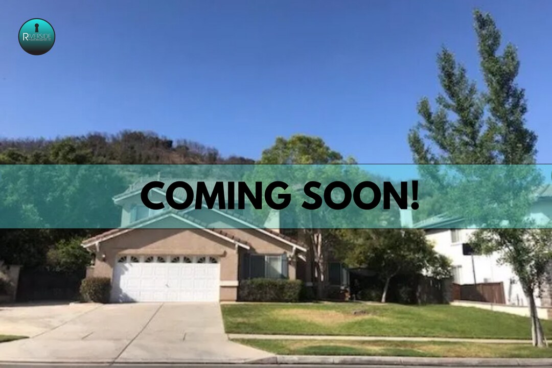 890 Shepard Crest Dr in Corona, CA - Foto de edificio