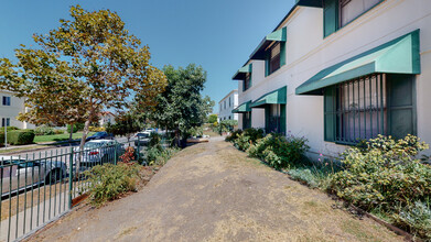 4 Unit Residential Income in Los Angeles, CA - Building Photo - Building Photo