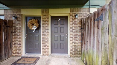 2807 Longmire Dr, Unit A in College Station, TX - Building Photo - Building Photo