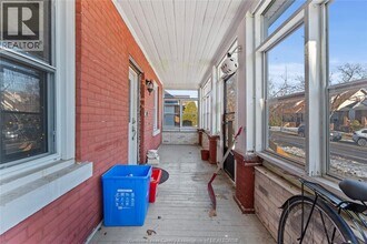 977 Gladstone Ave in Windsor, ON - Foto de edificio - Building Photo