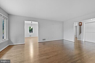 6251 Lakeview Dr in Falls Church, VA - Building Photo - Building Photo