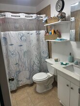 6940 NW 186th St, Unit 5 floor in Hialeah, FL - Building Photo - Building Photo
