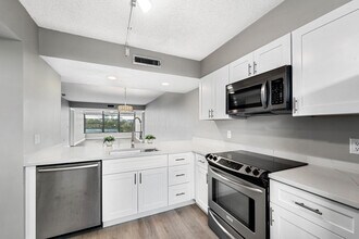 3636 Whitehall Dr in West Palm Beach, FL - Building Photo - Building Photo