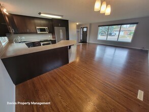 7619 Rowland Rd NW in Edmonton, AB - Building Photo - Building Photo