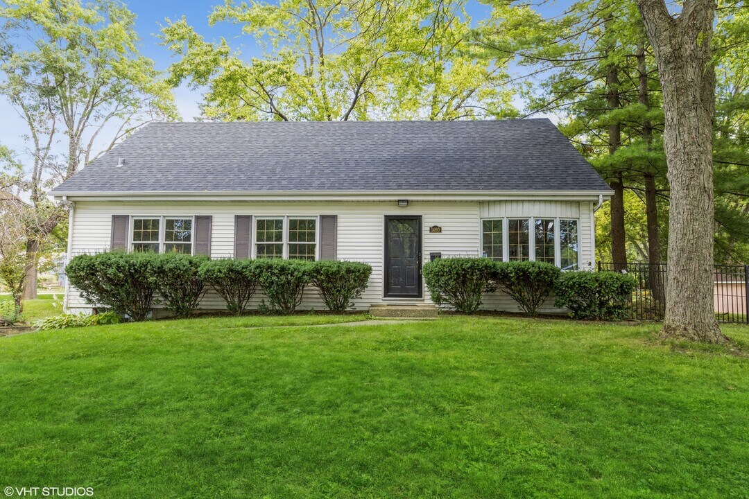 1460 N Webster St in Naperville, IL - Building Photo