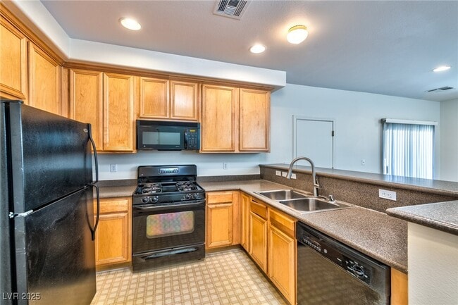 10621 Night Magic Ct in Las Vegas, NV - Building Photo - Building Photo