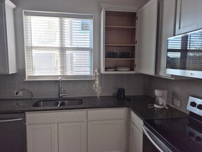 Room in Townhome on Leo Ln in Leander, TX - Foto de edificio - Building Photo