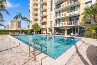 2350 NE 135th St in North Miami, FL - Foto de edificio - Building Photo