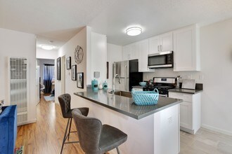 1951 Cedar Ave in Long Beach, CA - Building Photo - Building Photo