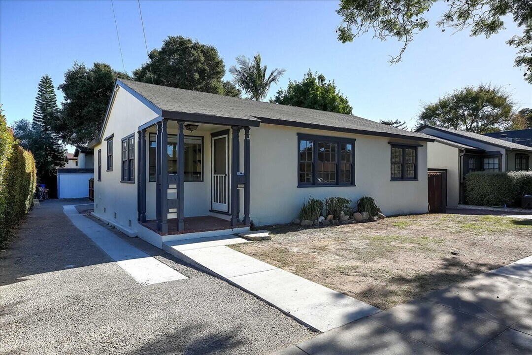 721 W Mission St in Santa Barbara, CA - Building Photo