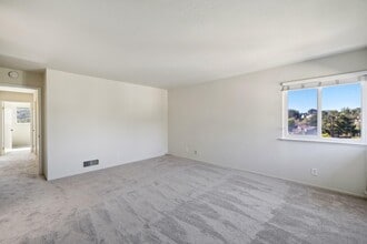 2016 Fairmont Dr in San Mateo, CA - Building Photo - Building Photo