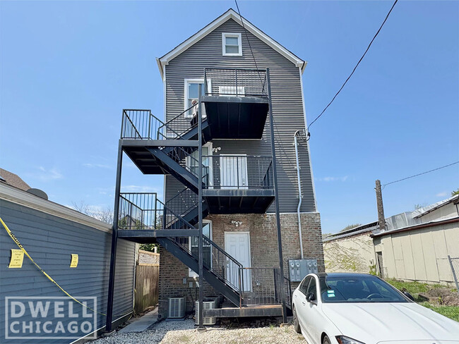 1747 N Spaulding Ave, Unit 3 in Chicago, IL - Building Photo - Building Photo