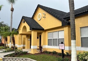 5737 Gatlin Ave in Orlando, FL - Building Photo