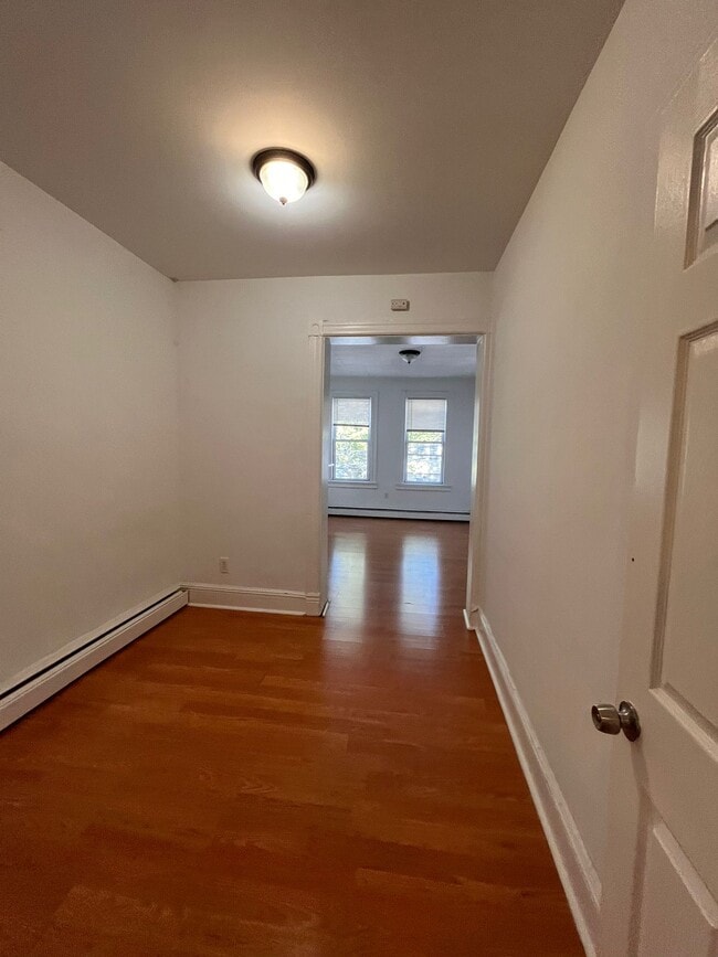 29 Clarke Ave, Unit 4 in Jersey City, NJ - Building Photo - Building Photo