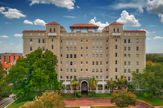 240 Bushnell Ave in San Antonio, TX - Foto de edificio - Building Photo