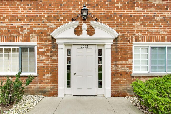 6882 W Touhy Ave in Niles, IL - Building Photo - Building Photo