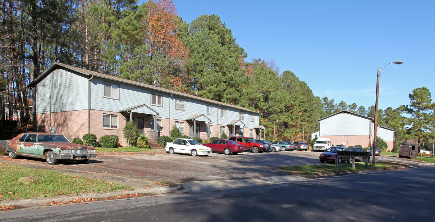 Delmont Apartments in Garner, NC - Foto de edificio