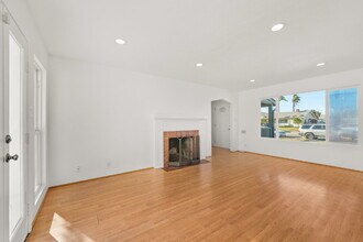 302 Douglas Ave in Oxnard, CA - Building Photo - Building Photo