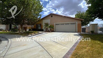 12511 Townhill Ct in Victorville, CA - Foto de edificio - Building Photo