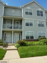 303 Mercer Ct in Hackettstown, NJ - Building Photo