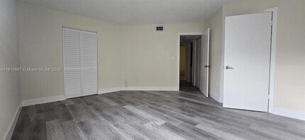10229 NW 9th St Cir, Unit 110-2 in Miami, FL - Building Photo - Building Photo