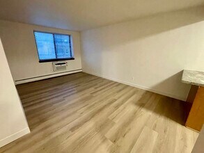 2555 N Farwell Ave in Milwaukee, WI - Foto de edificio - Interior Photo