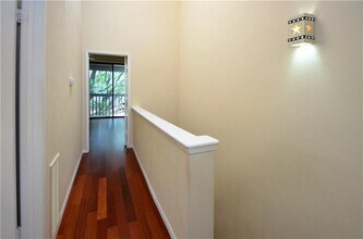 7122 Wood Hollow Dr in Austin, TX - Foto de edificio - Building Photo