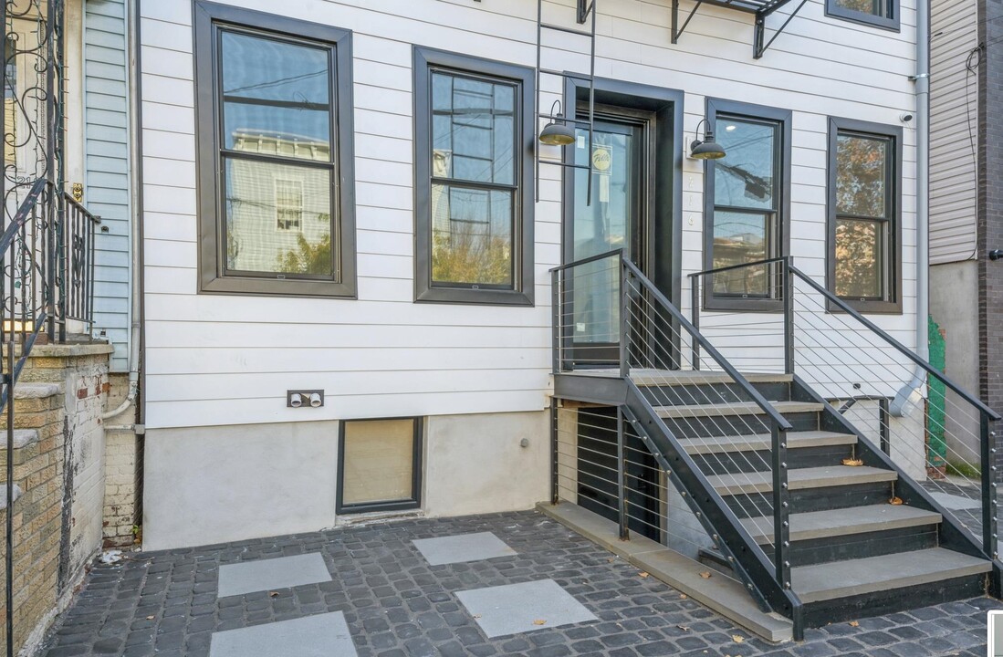 216 Halladay St in Jersey City, NJ - Building Photo