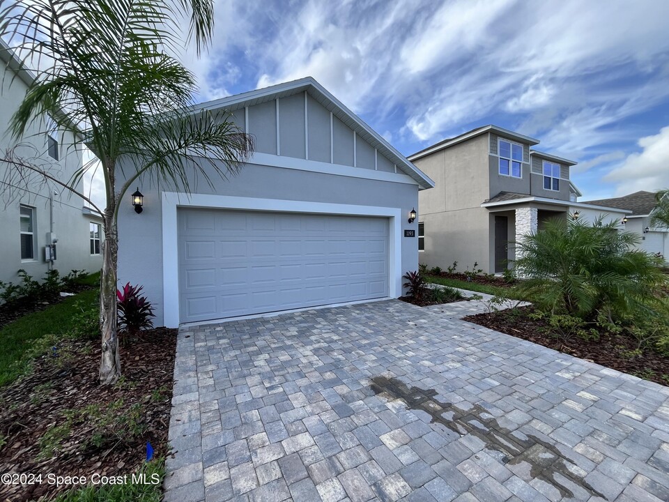 1193 Canfield Cir in Palm Bay, FL - Foto de edificio