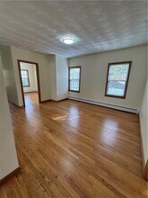 471 Wood St in Bristol, RI - Foto de edificio - Building Photo