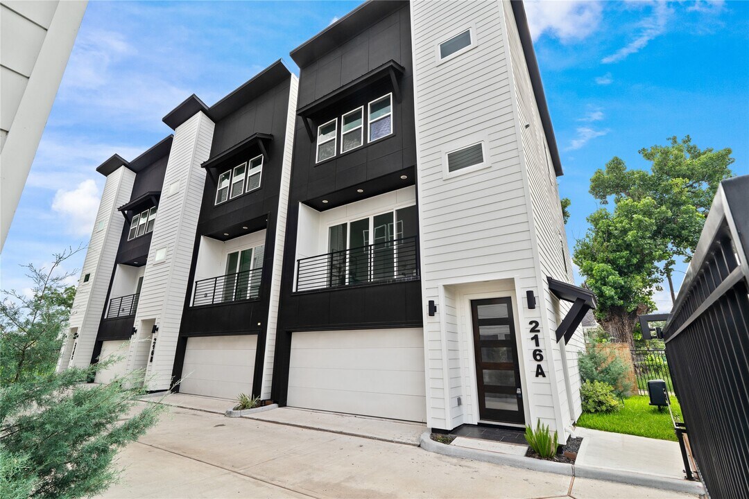 216 E 31st St in Houston, TX - Foto de edificio