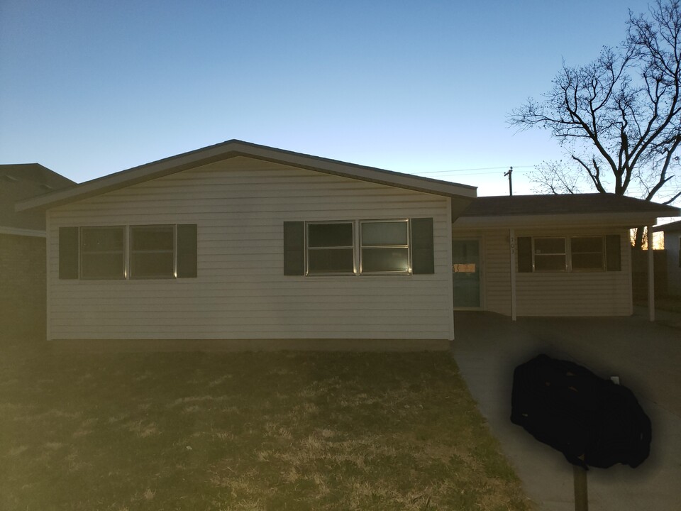703 NW 7th St in Andrews, TX - Building Photo