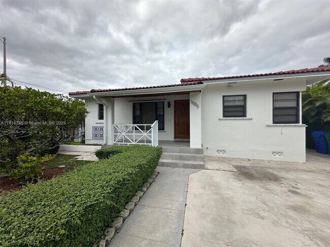 1685 SW 15th St in Miami, FL - Building Photo - Building Photo