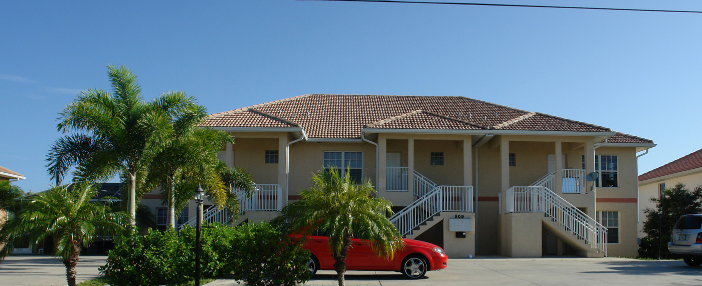 Sunny Lodges Condo in Cape Coral, FL - Building Photo