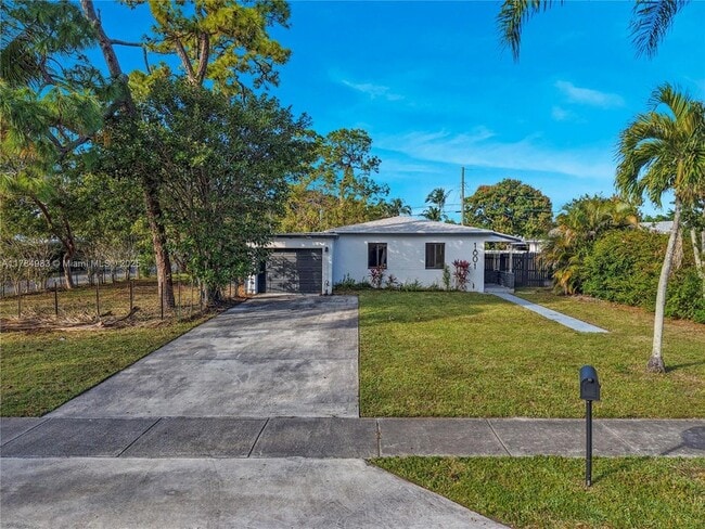 1801 NE 175th St in North Miami Beach, FL - Building Photo - Building Photo