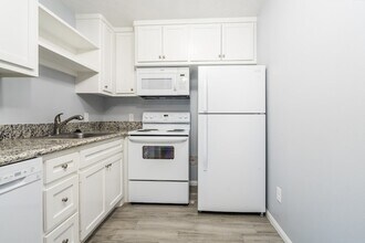 207 N Poplar St, Unit B in Tomball, TX - Building Photo - Building Photo